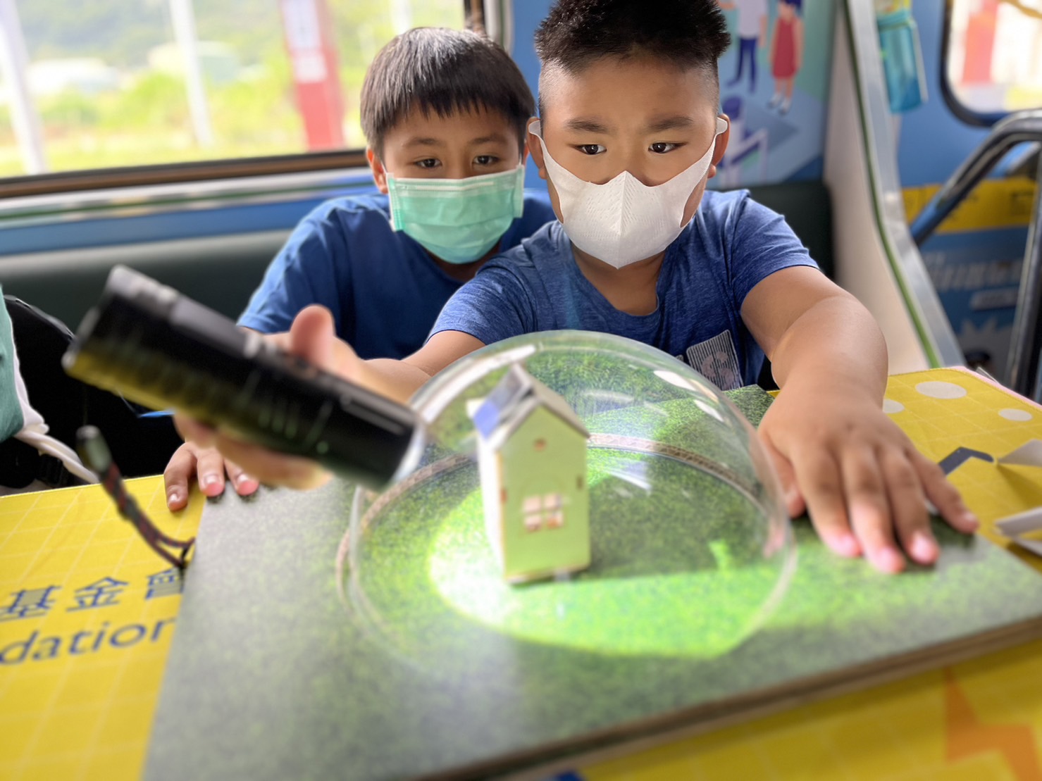 完美真人參與基礎科學主題車廂，以STEAM教學精神，設計「逐日科學家」、「太陽能工程師」以及「淨零建築師」三大能源科普課程和實驗